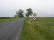 Nem látható tábla mögött büntetnek a rend őrei?