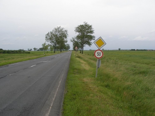 Nem látható tábla mögött büntetnek a rend őrei?