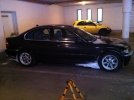 Így kell kinéznie egy BMW-nek télen. A háttérben az asszony gépállatja. (A csiga is egy állat.)